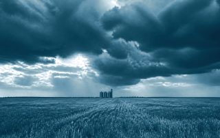 Nuvens de tempestade se formando sobre campo agrícola seco e árido