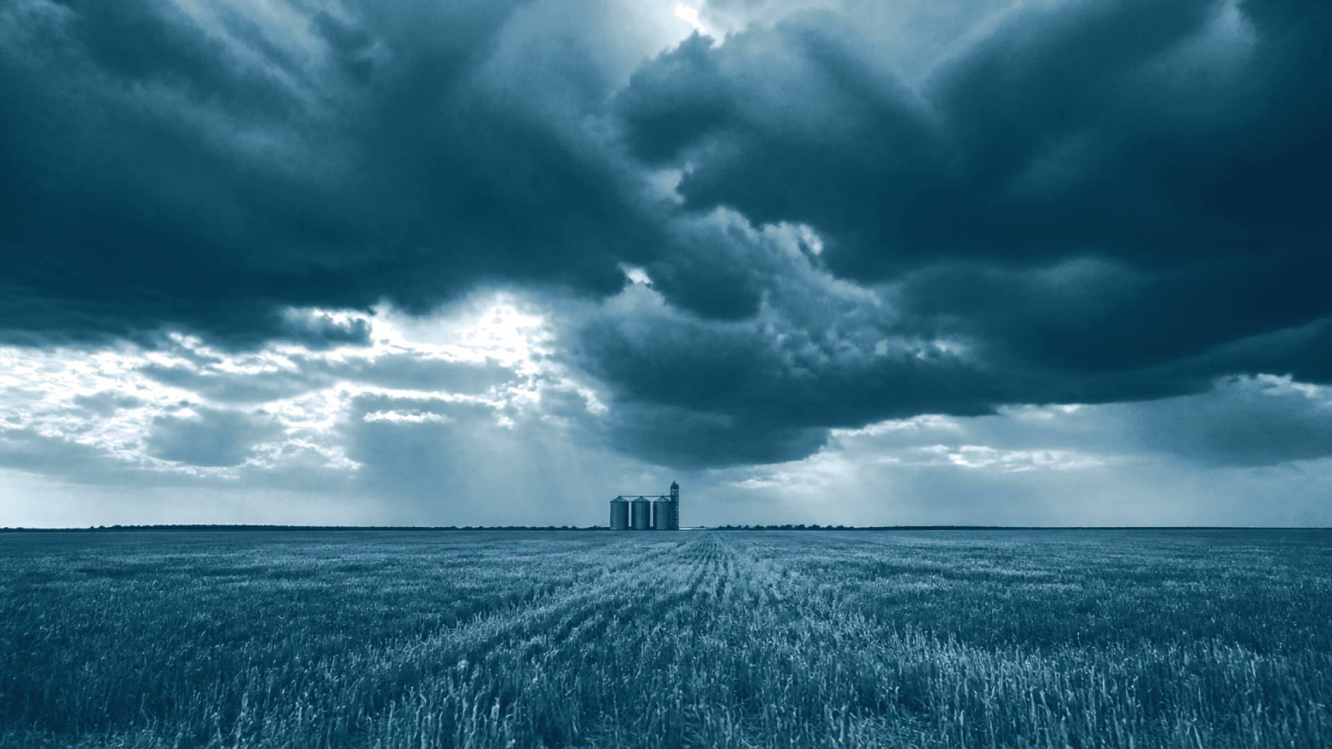 Nuvens de tempestade se formando sobre campo agrícola seco e árido