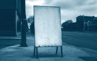 Painel de campanha em branco em esquina deserta