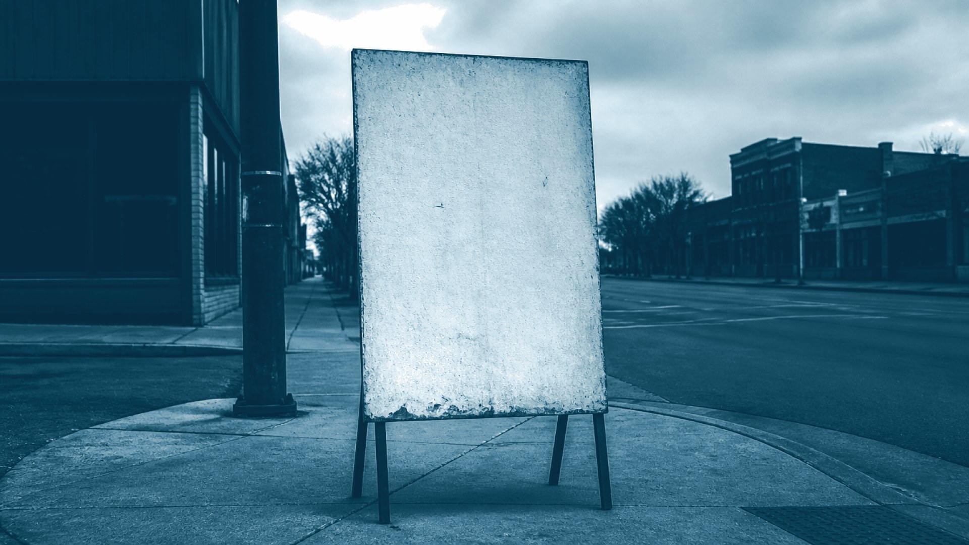 Painel de campanha em branco em esquina deserta