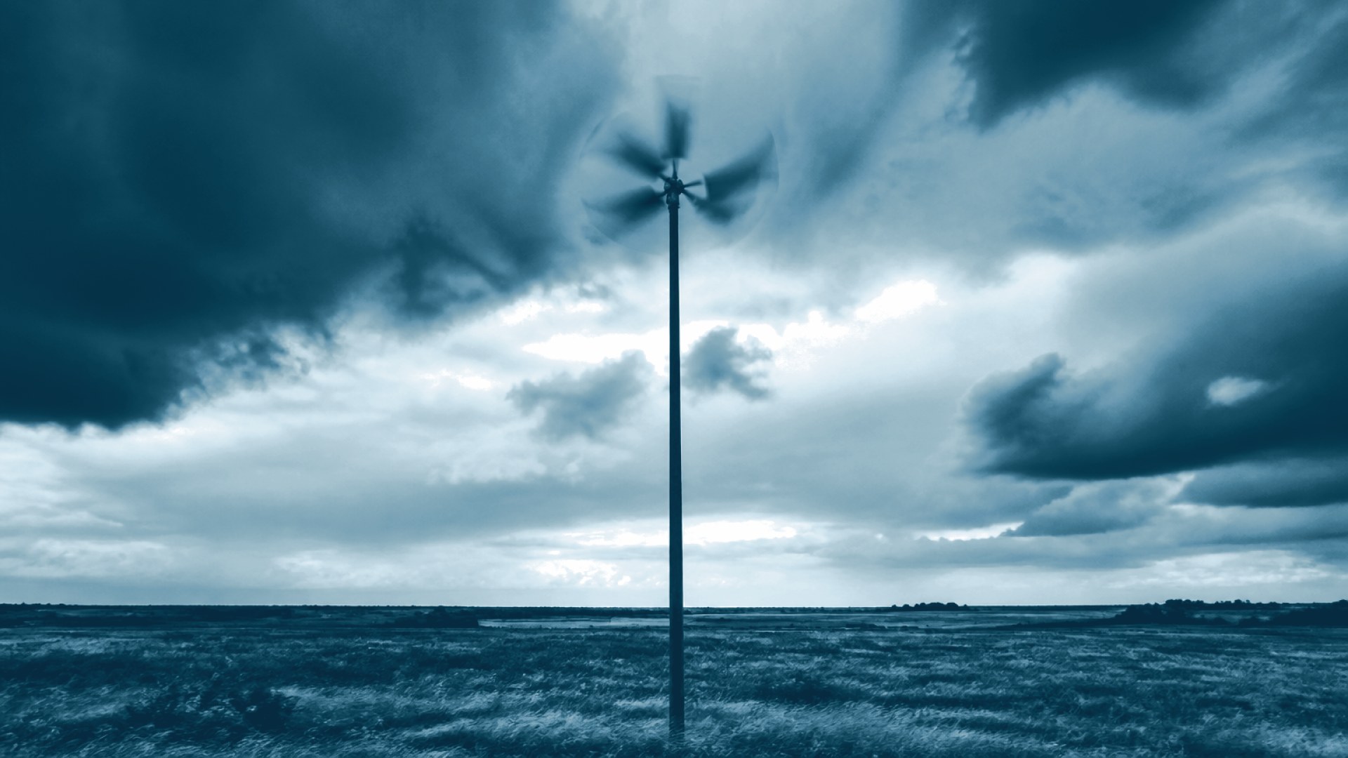 Cata-vento girando descontrolado em poste isolado sob nuvens de tempestade