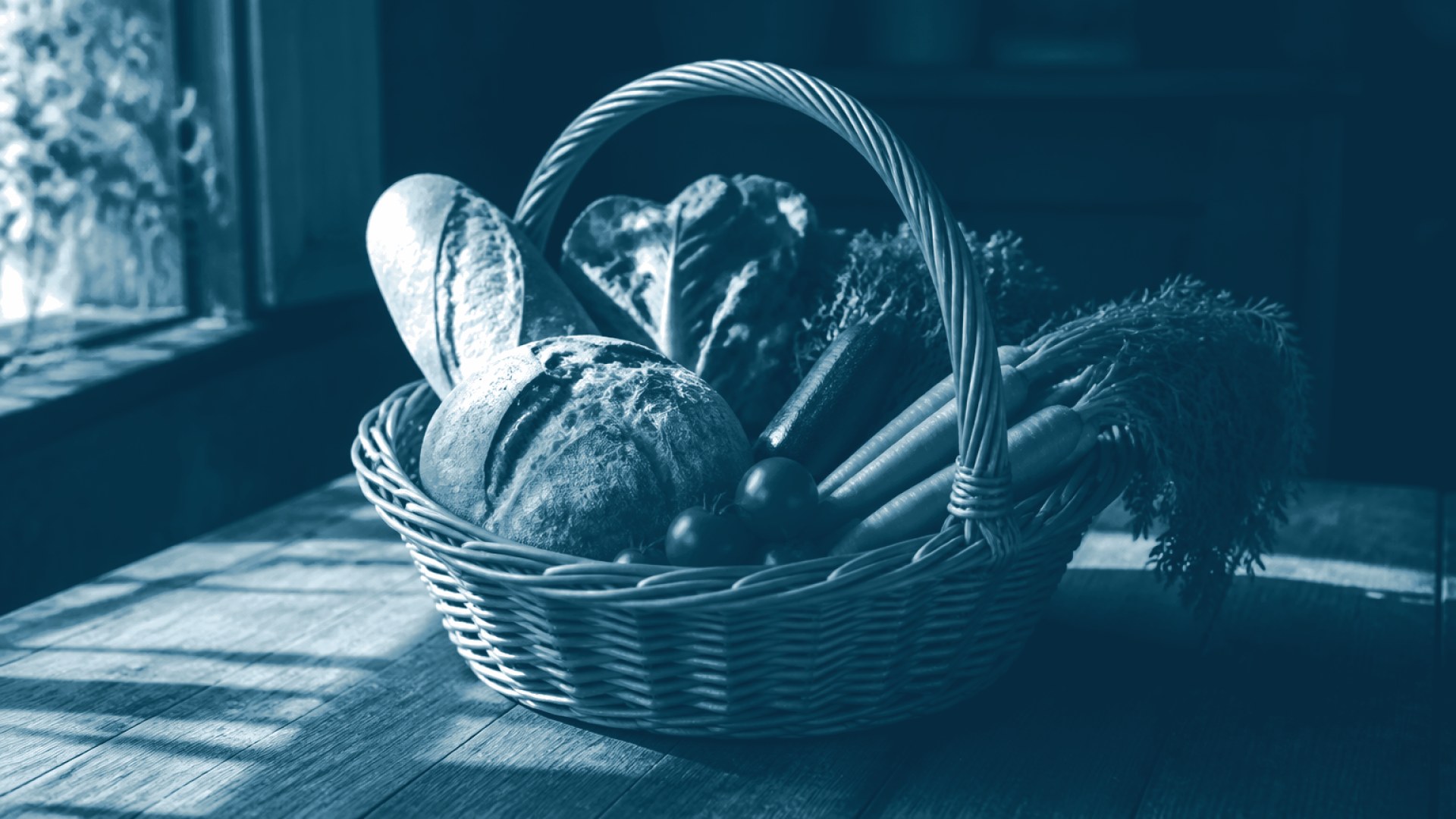Cesta de vime com pão e vegetais sobre mesa