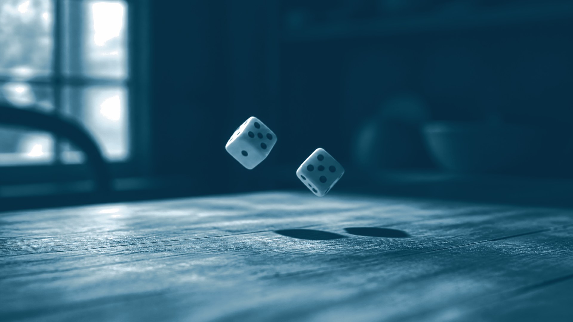 Par de dados em movimento sobre mesa de madeira