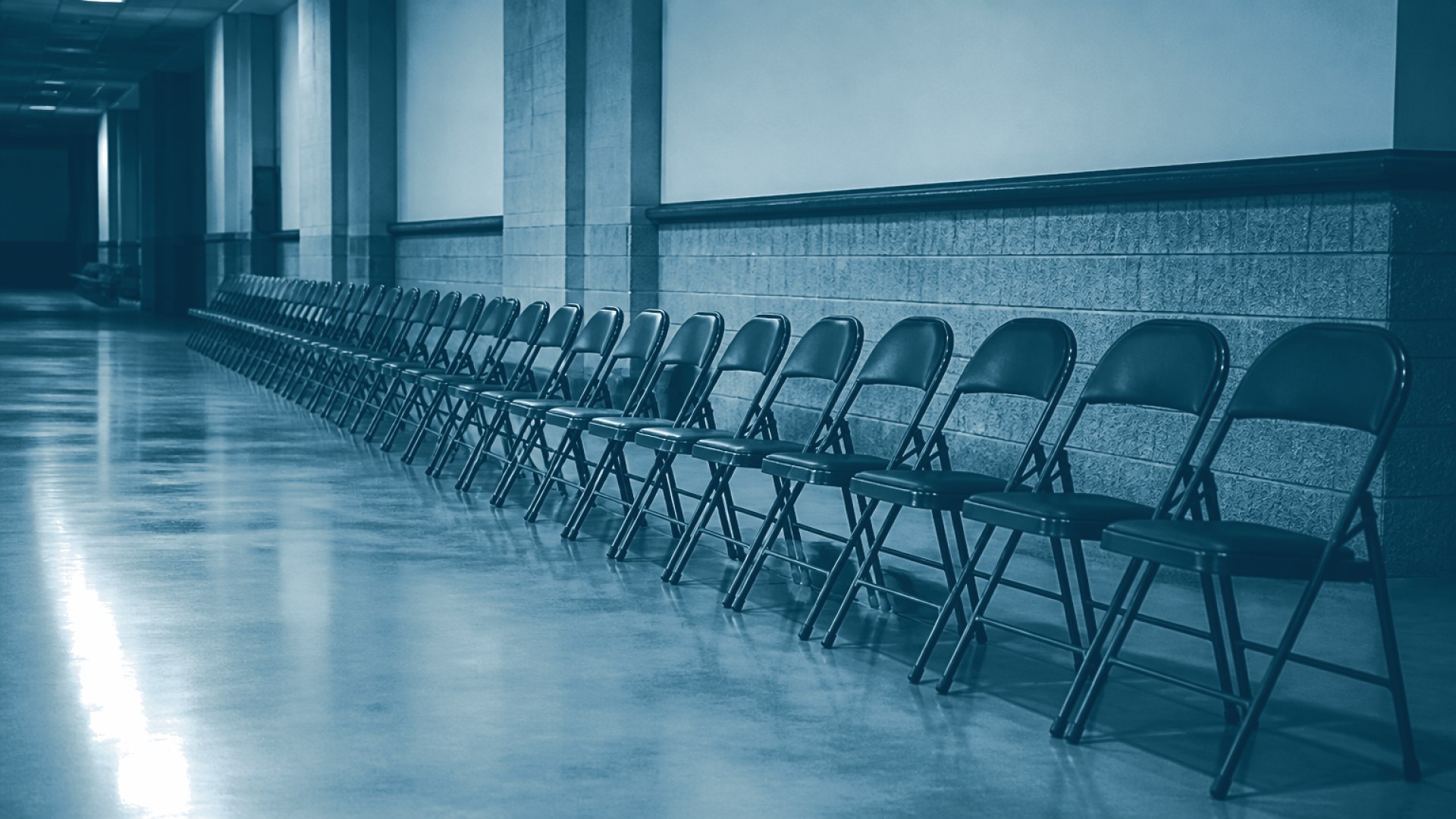 Fila de cadeiras vazias em salão de espera