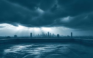 Nuvens de tempestade se formando sobre skyline distante