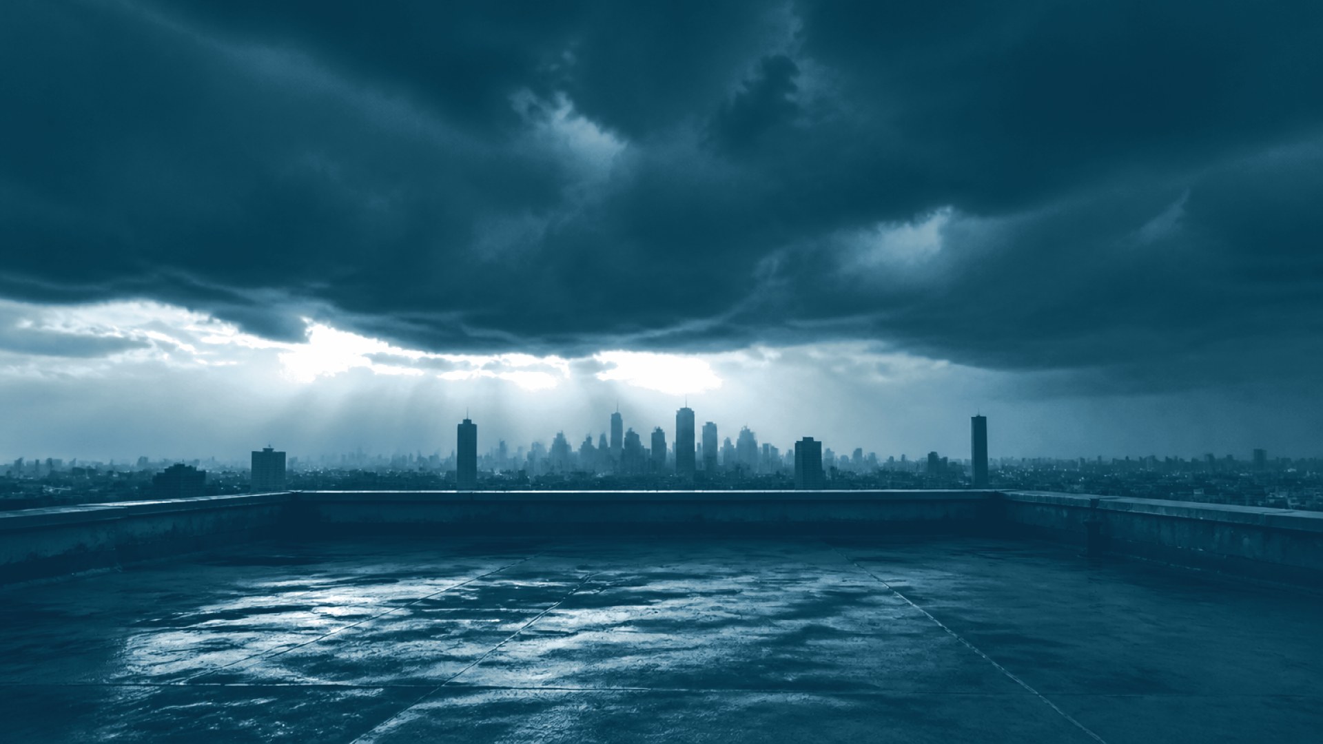 Nuvens de tempestade se formando sobre skyline distante