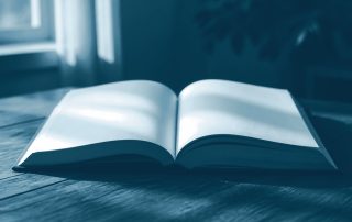 Livro aberto com páginas em branco sobre mesa
