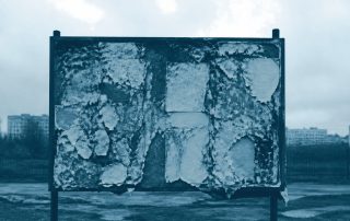 Painel de campanha com fragmentos de cartazes rasgados