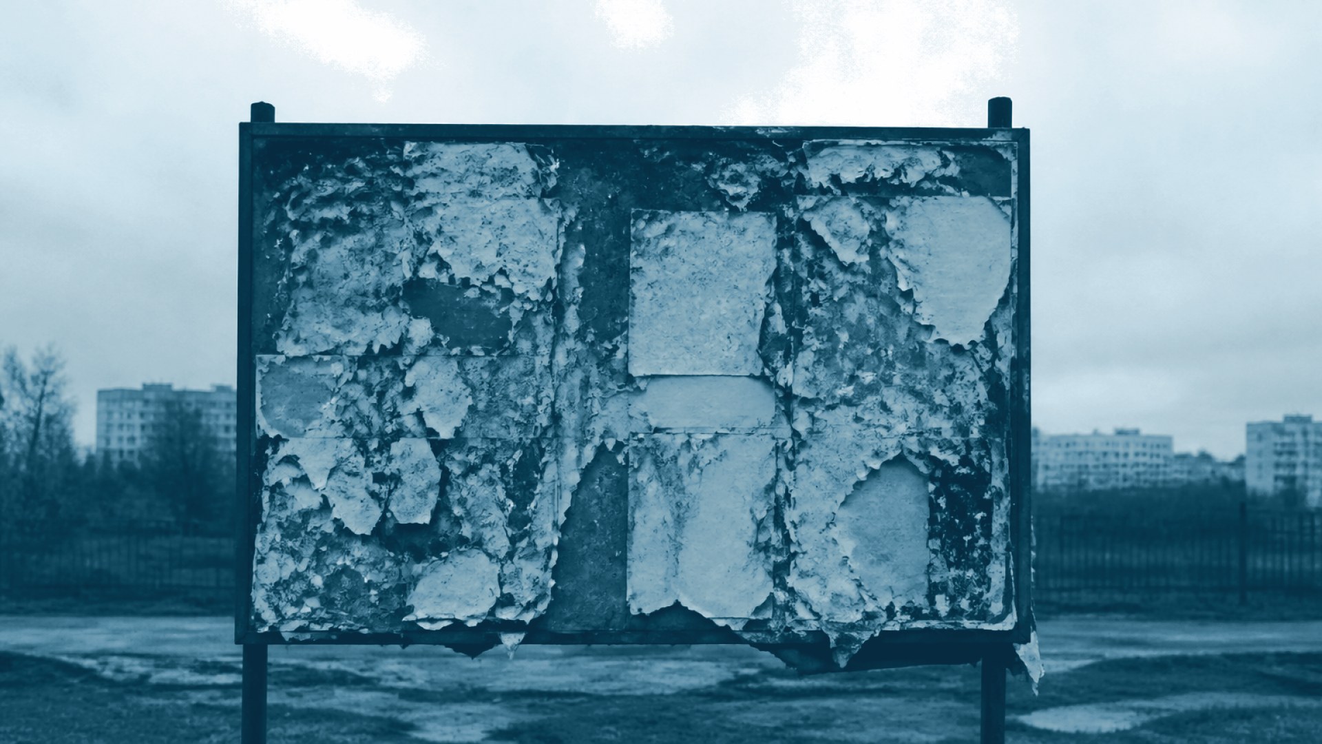 Painel de campanha com fragmentos de cartazes rasgados