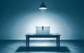 Urna eleitoral fechada sobre mesa em sala vazia