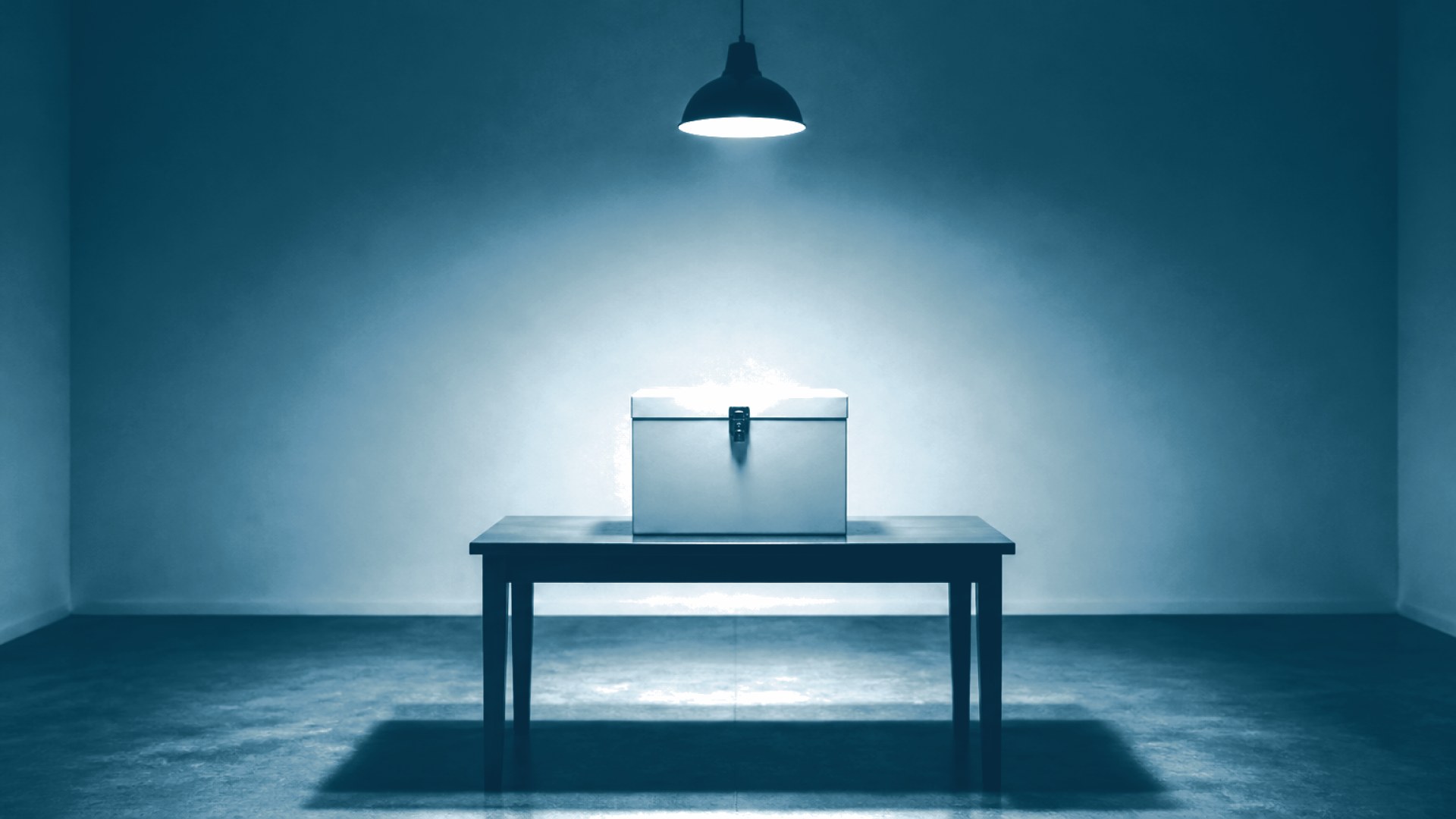 Urna eleitoral fechada sobre mesa em sala vazia