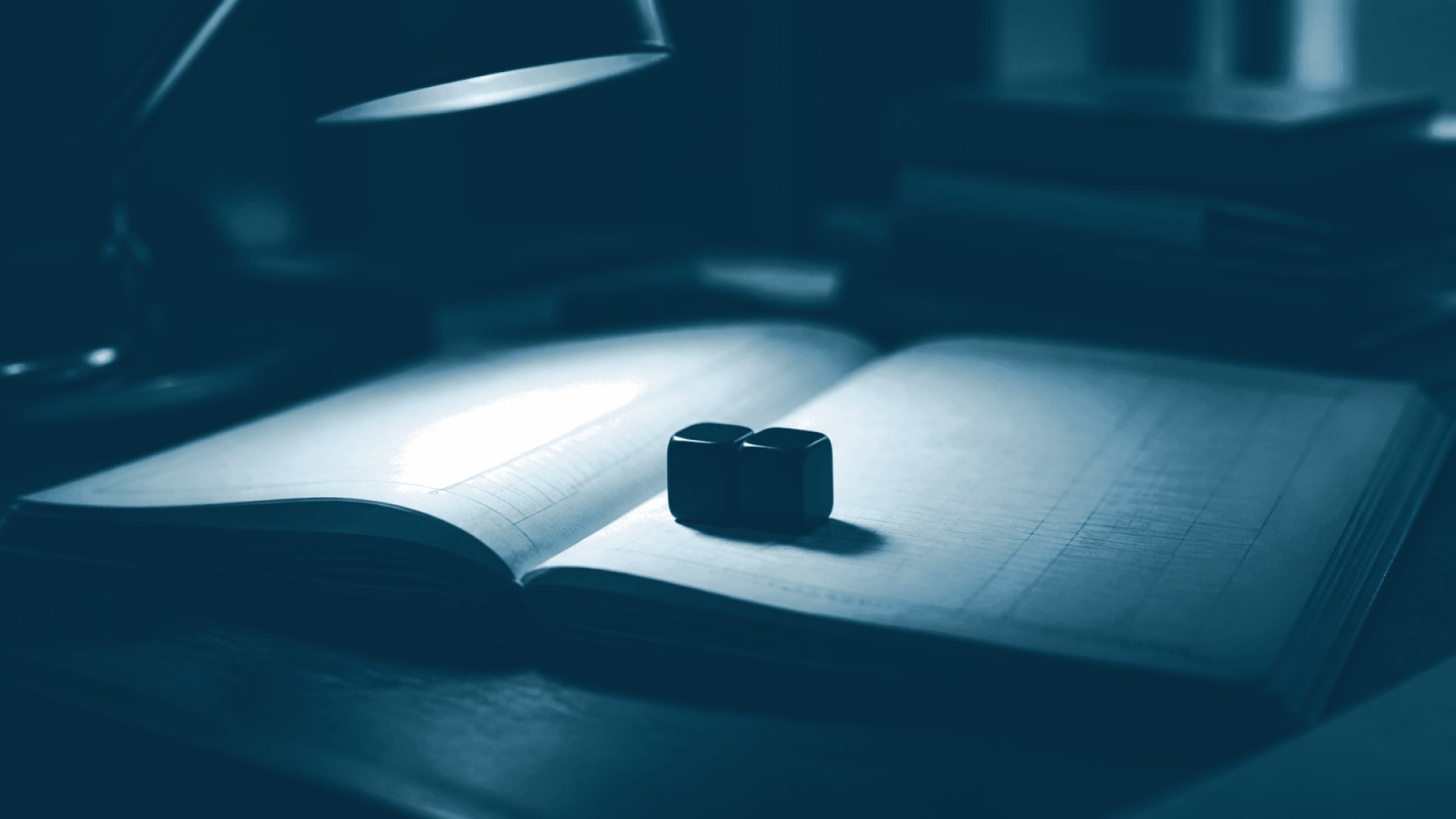 Par de dados pousado sobre livro-razão aberto na mesa