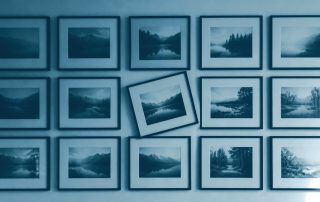 Um quadro torto em parede com todos os outros alinhados