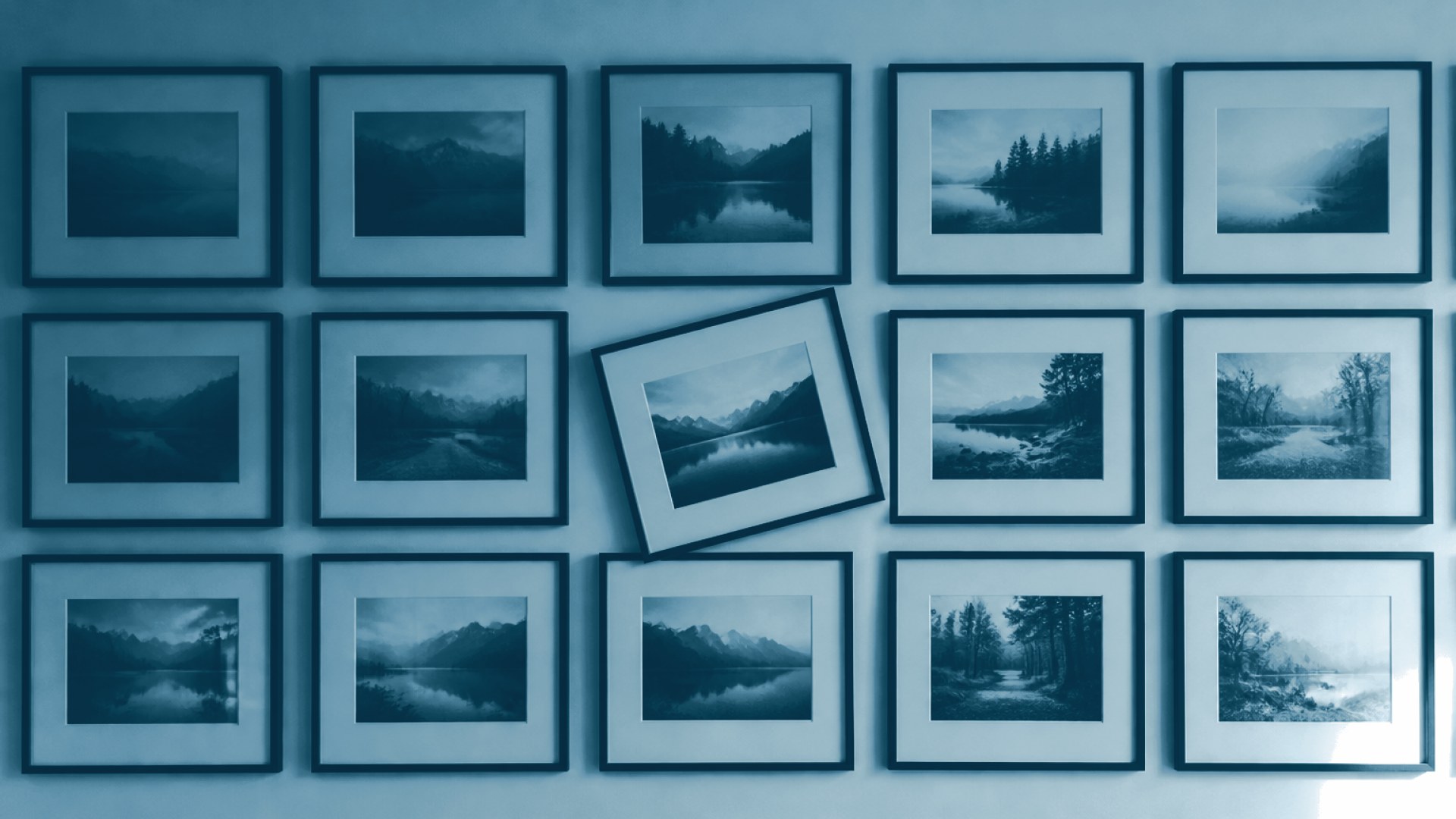 Um quadro torto em parede com todos os outros alinhados